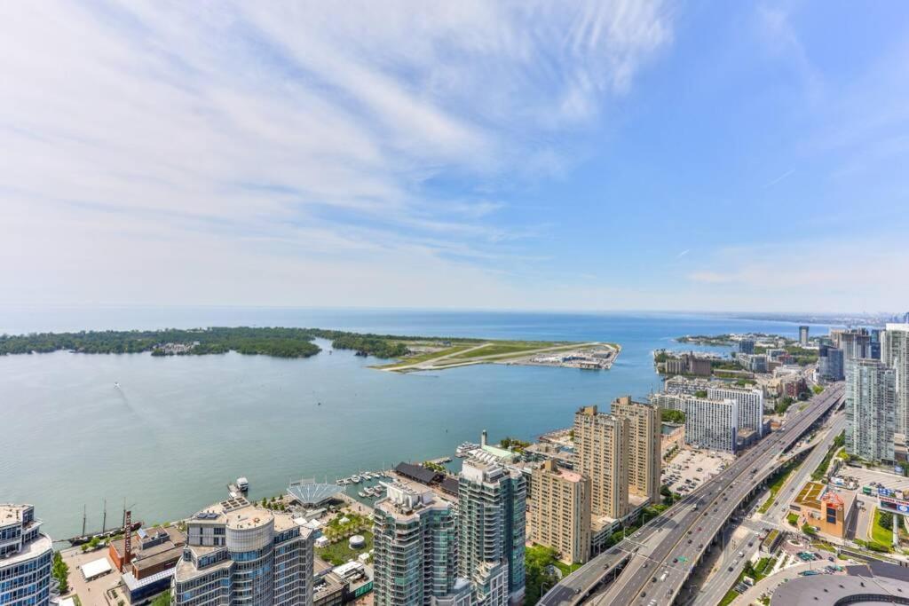 Two Bd Cn Tower And Lake Ontario View Toronto Eksteriør bilde