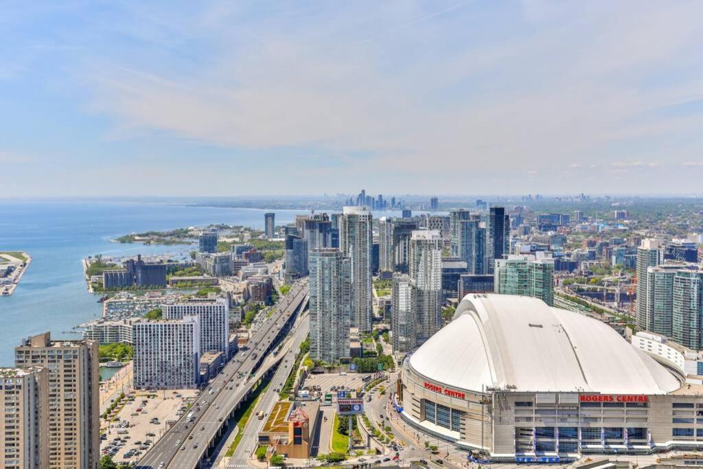 Two Bd Cn Tower And Lake Ontario View Toronto Eksteriør bilde
